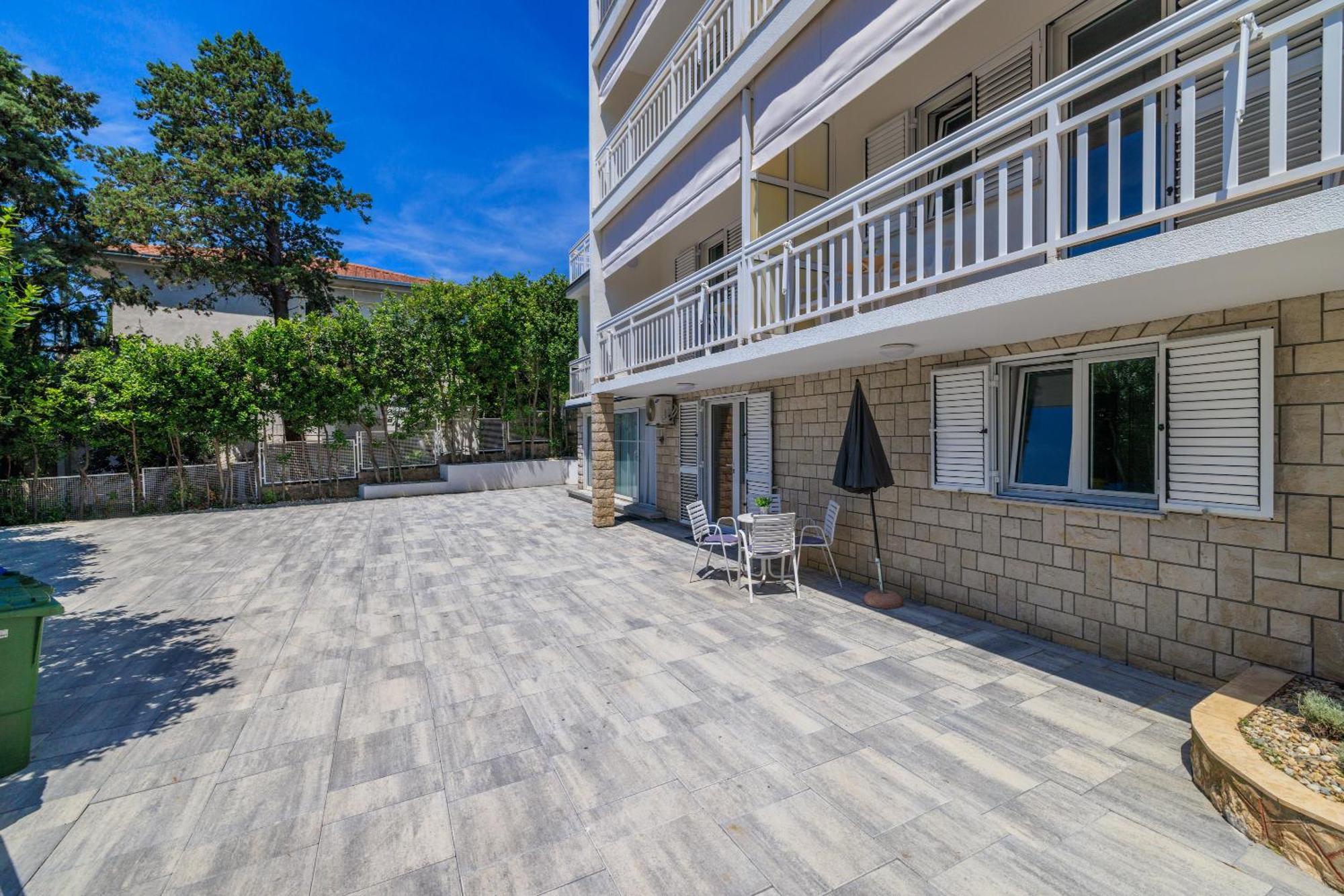 Podvezanec Apartment *